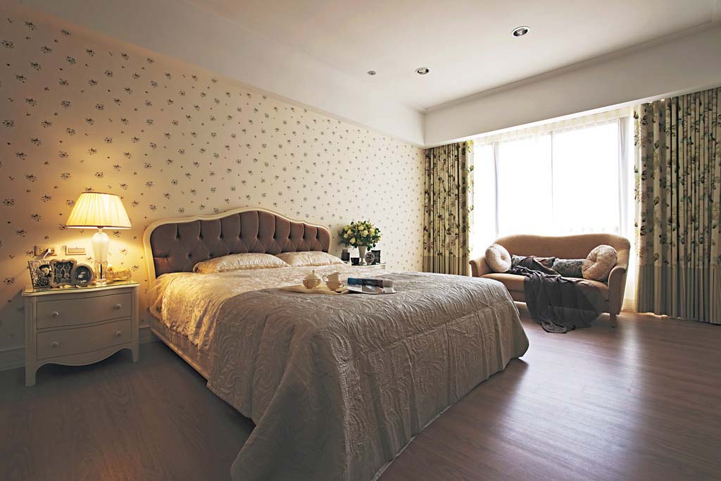 主卧室运用壁纸与窗帘等软性家饰设计展现更放松的美式乡村风格。