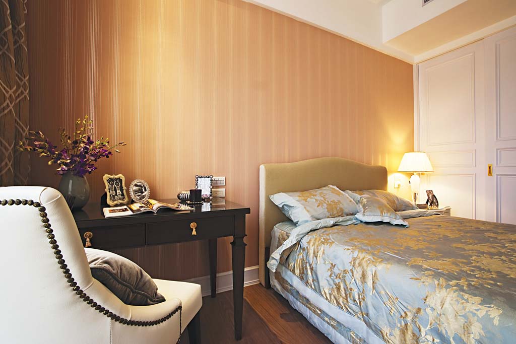 长辈房挑选粉黄色线条壁纸，营造出庄重、典雅的空间氛围。
