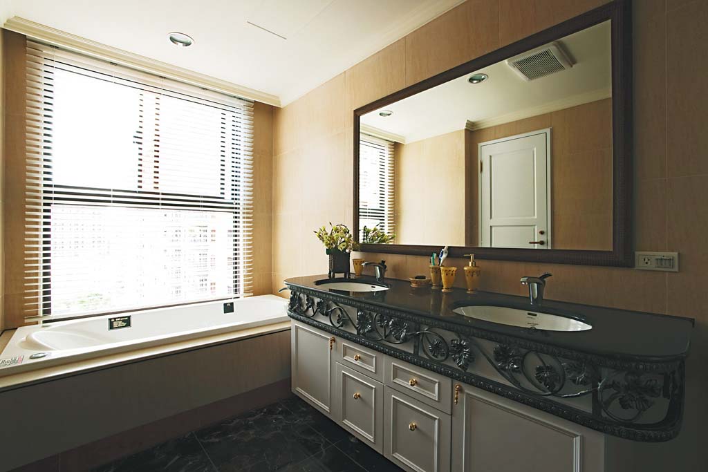 主卧室浴室延用原本设备为基础，在柜门及镜面、墙面色彩等加强装饰设计以配合整体风格。