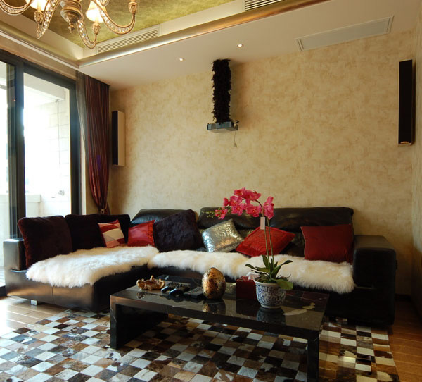 客厅选择了稳重的黑色皮沙发和大理石茶几，搭配红色的抱枕和格子地毯，增添几分层次感。