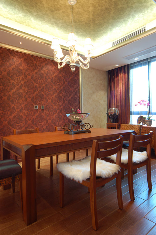 餐厅选择了原木餐桌椅，搭配白色的皮毛垫子和壁纸，在自然的风情中也夹杂着奢华的调调。