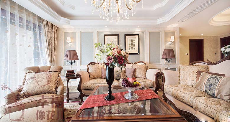 客厅的设计十分富丽堂皇，金色极具质感的沙发增添了客厅的贵族气质。