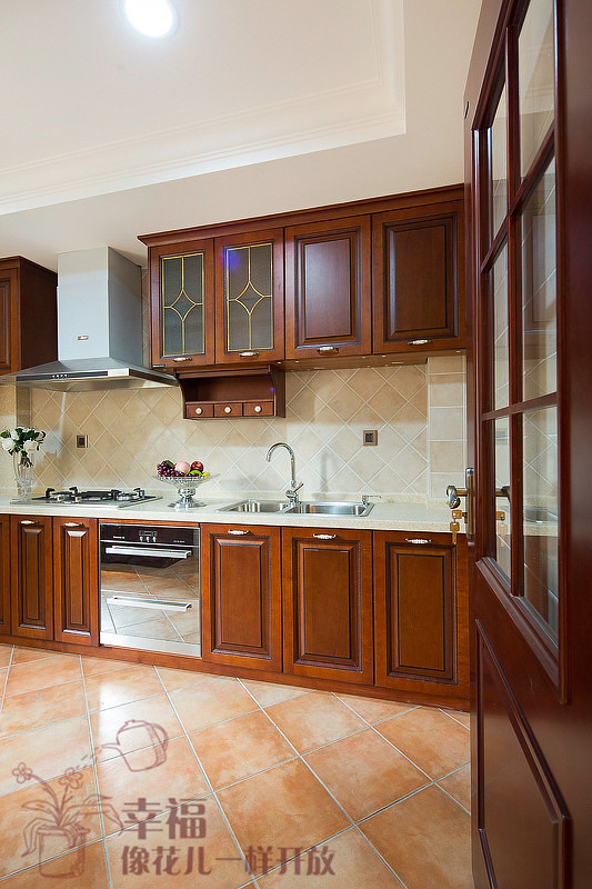 厨房的柜面采用红棕色，看上去十分干净清爽。