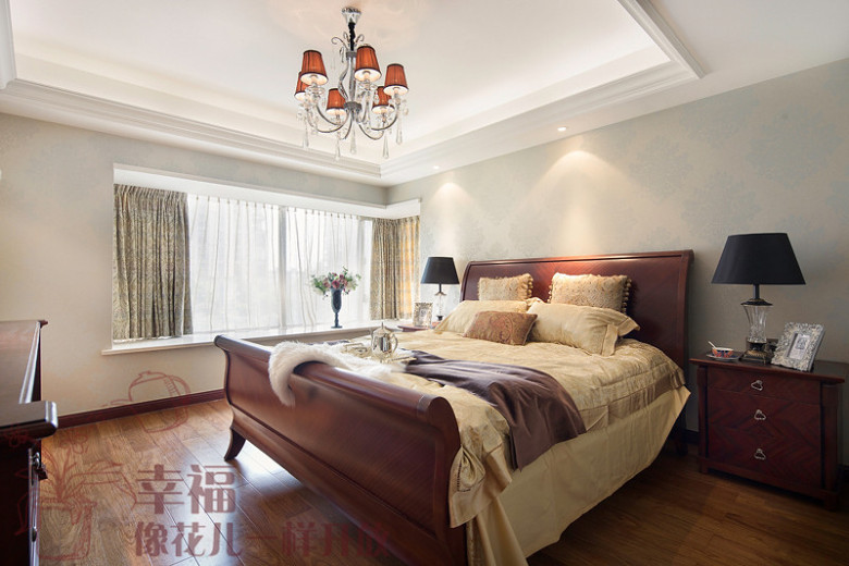 长辈房的设计简单的多，墙面用简约的壁纸，给老人一个好的睡眠环境。