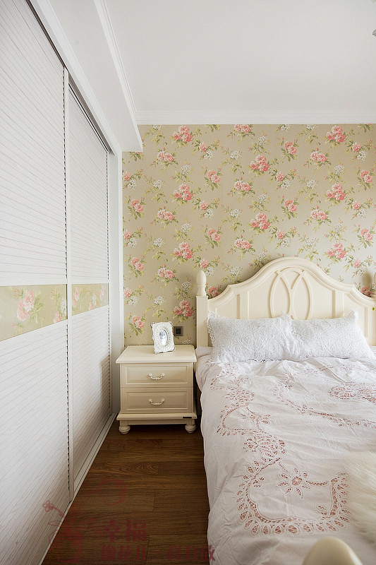 浪漫的碎花壁纸，搭配碎花的床上用品，整个房间都被美丽的花骨朵围绕着，十分美好。