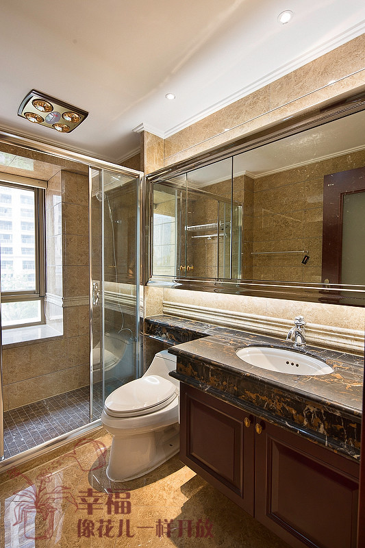 用玻璃将淋浴间与洗手台面隔开来，避免淋浴间的水渍流出。