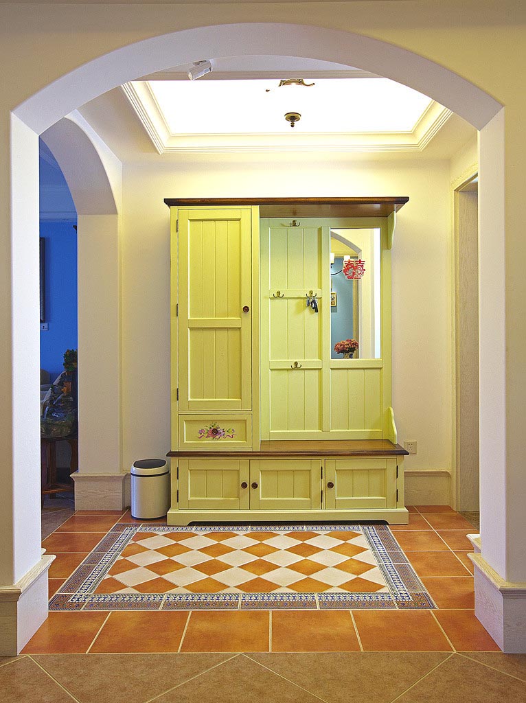 黄色的玄关柜，格子地砖，都有种浓郁的地中海风味。