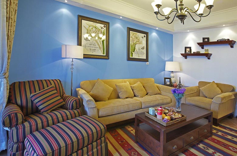土黄色的布艺沙发，美式的木质茶几，条纹状的地毯都会给客厅增加层次感。