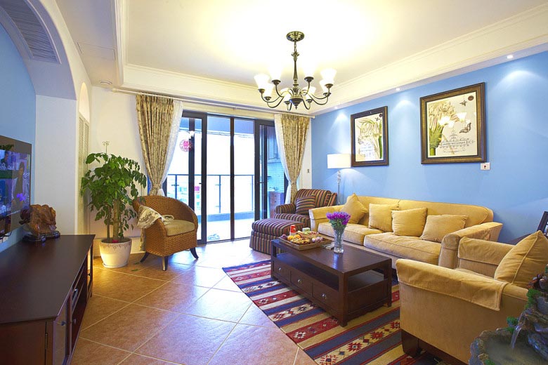 天蓝色的沙发背景墙和土黄色的沙发，颜色混搭的十分美好。视觉上很是美妙。