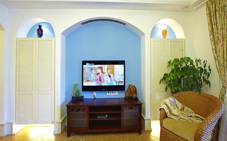 电视背景墙设计成两扇门框，电视周围设计成一个圆弧形的轮廓，给客厅预留了更多的空间。