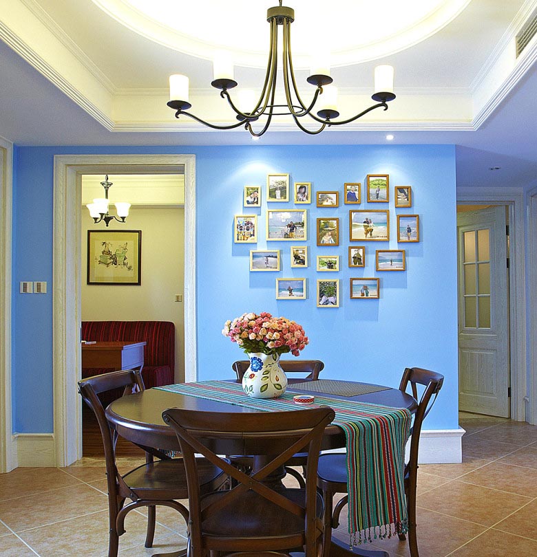 餐厅也采用天蓝色的背景墙，与家里的主色调相呼应。
