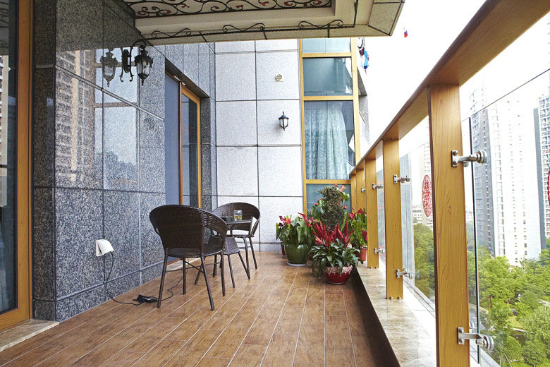 养了几盆鲜艳盆栽的阳台被大自然气息笼罩着。