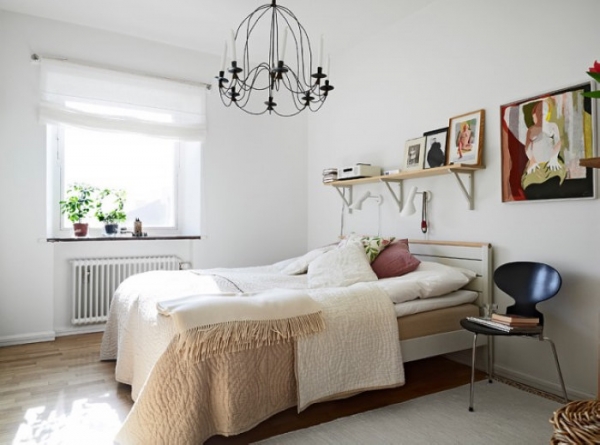 卧室的设计很简单，用椅子来取代床头柜，简易又有自然气息。