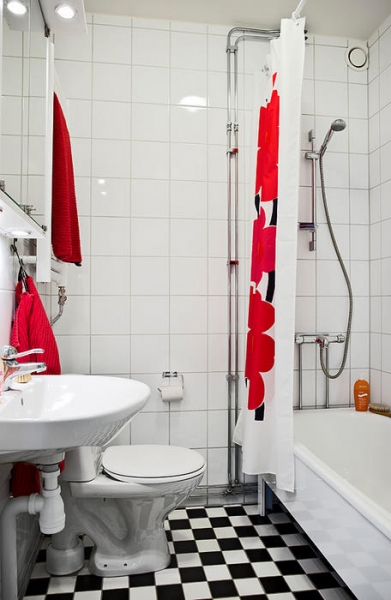 选购红色的浴帘，让纯白色的卫生间跳出一丝艳丽气息。