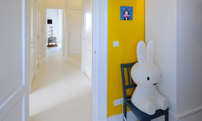黄色的背景墙很抢眼，凳子上的米菲兔很可爱。