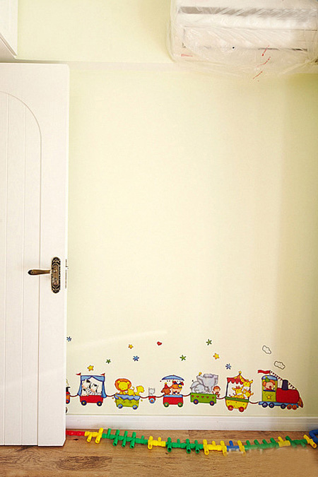 儿童房进门处可爱的墙贴。
