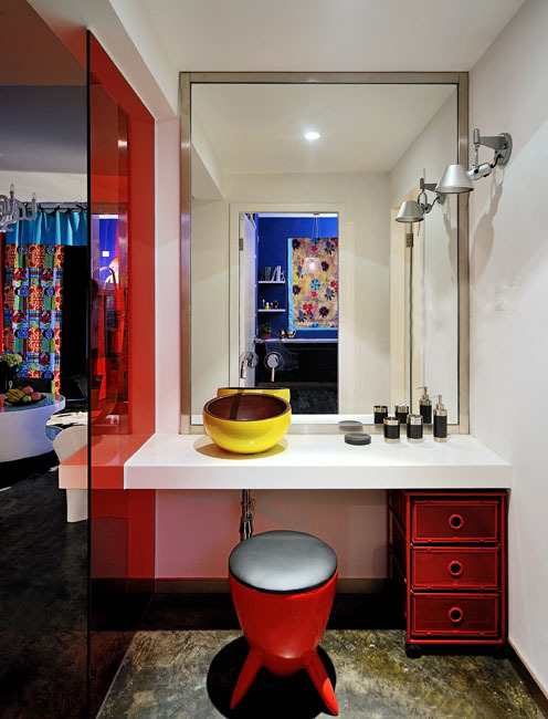 卫生间的洗手台处也充斥着不同的颜色，艳丽又充满活力。
