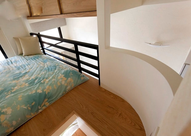 卧室被设计在上方，节省空间，又美观时尚。