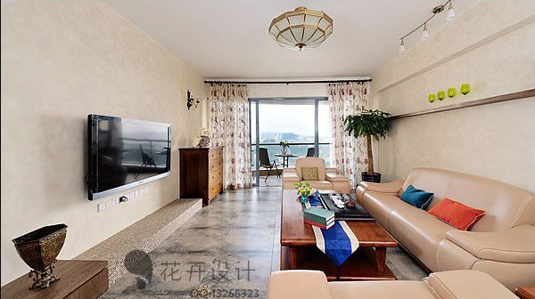 客厅的背景墙用了很自然的带花纹的米色，搭配皮沙发和原木茶几，自然又有奢华的风范。