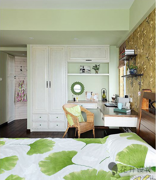 卧室采用绿色调，和白色的搭配简洁又清新。