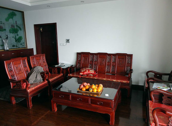红棕色的古典式家具意蕴别致，新鲜的果蔬带来新鲜的生活。