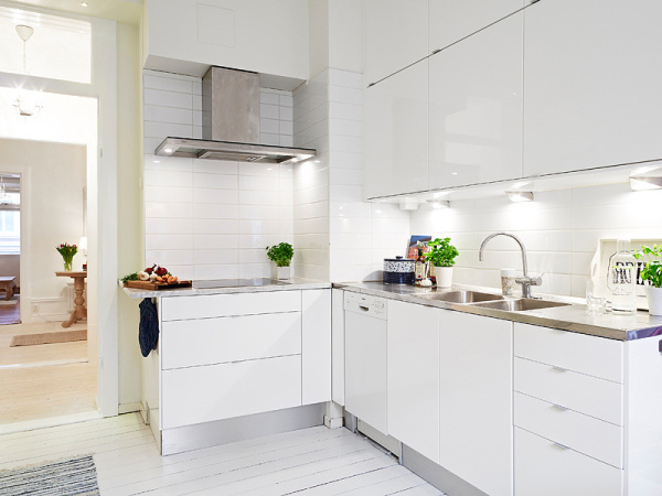 厨房是一贯的白色，做了很多柜子，可以用来放些厨房用品，让空间看起来更大。