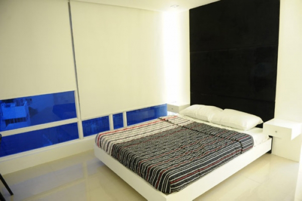 卧室依然以黑白色为主色调，辅以简洁的条纹装饰。