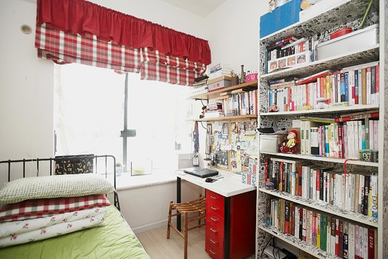 书房，铁艺床、书柜、红色抽屉柜、隔板购于宜家。窗帘是在荷花池淘的，材质比较好，500块。