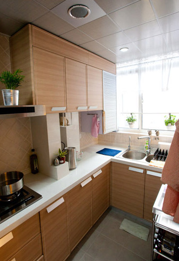 原木色的橱柜门板加上白色台面的搭配让整个厨房看起来清新简约。