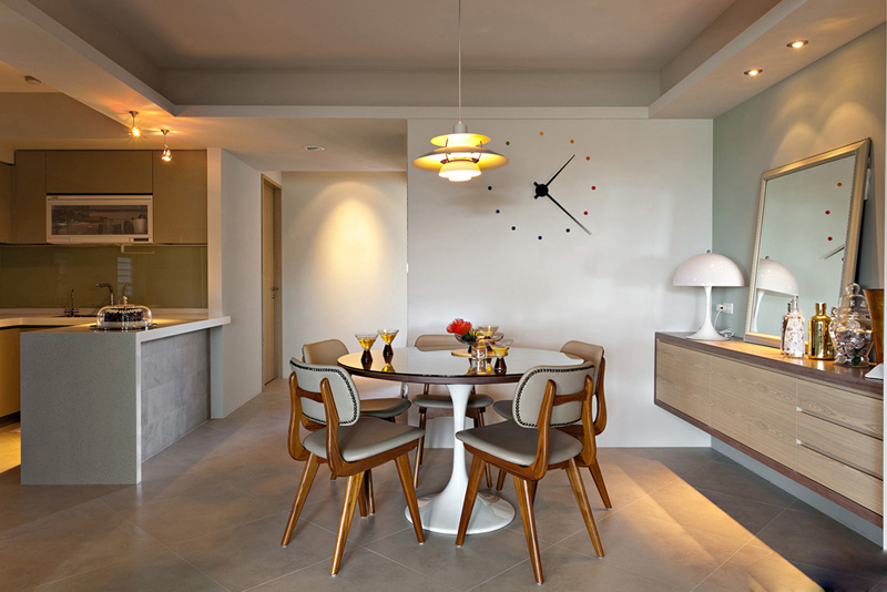 餐厅和开放式厨房，简单的小圆桌搭配靠墙的餐边柜，很实用的设计。
