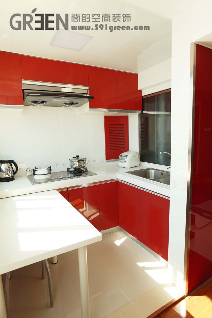 厨房隐藏在电视背景墙的身后，正方的小空间，却是做到了收纳简洁于一身，毫不输于大空间。红白色的橱柜设计显得大气又时尚。