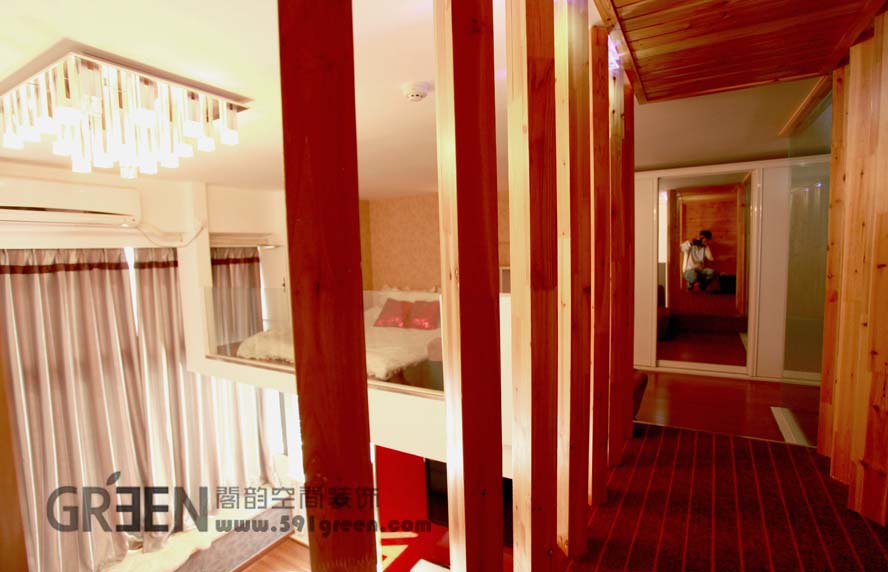 同样设于阁楼的卧室，采用复合式地板镶嵌。镜子的采用增大的视觉上的空间宽阔感。