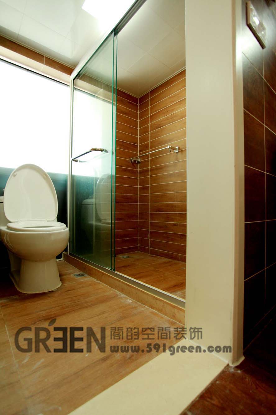 干湿区都采用地板设计，连湿区墙面也采用地板材质，统一风格，给人一种原木式的舒适感。