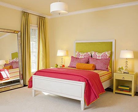 糖果色不仅受到服装界的爱宠，对于家具界也是如此，它能很好的将空间点亮，卧室中糖果色软装的运用，像窗帘、床品等，让原本简陋的卧室变得华丽丽。 