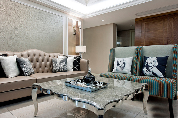 客厅的家具和装饰都走古典奢华风，皮质沙发、大理石茶几，色调搭配得很协调。