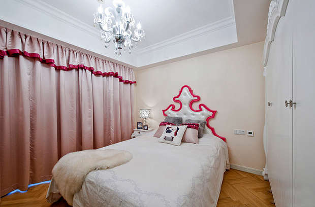 可爱又有个性的儿童房，粉色的窗帘搭配个性的玫红床靠背，带着甜美的公主风。