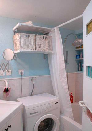 不规则的卫生间给设计也带来了难度，身为设计师的业主在设计前已经考虑到安置的各个物品的尺寸，根据测量的大小合理做了空间的规划，纳入卫生间。为了满足夫人对浴缸的需求，设计师拓展了卫生间用浴缸替换了原有的淋浴房，同时，在卫生间各个角落的细节上也闪烁着设计师智慧的光芒。

