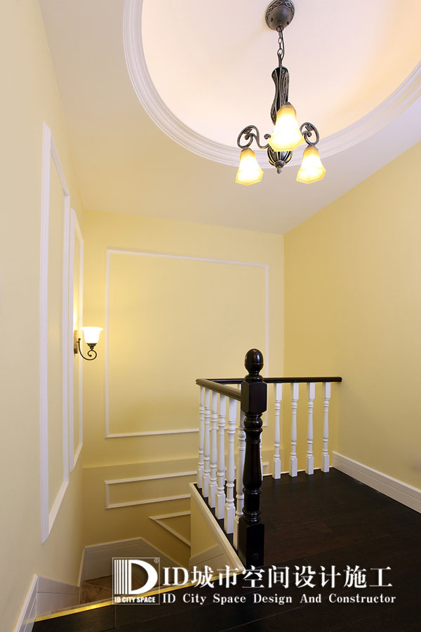 旋转式的楼梯，奶黄色的墙面，在走上楼梯的时候即使有狭小的空间也不觉得压抑。