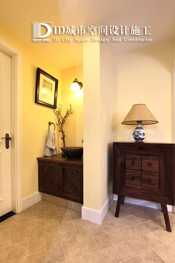 洗手台设立于卫生间的门口，简雅复古设计，让这个洗手台区域又成为装饰性的一角。