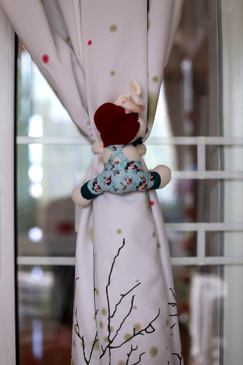 从原来的系绳捆绑改造成现在的娃娃绑带，透出了屋主的可爱童心。