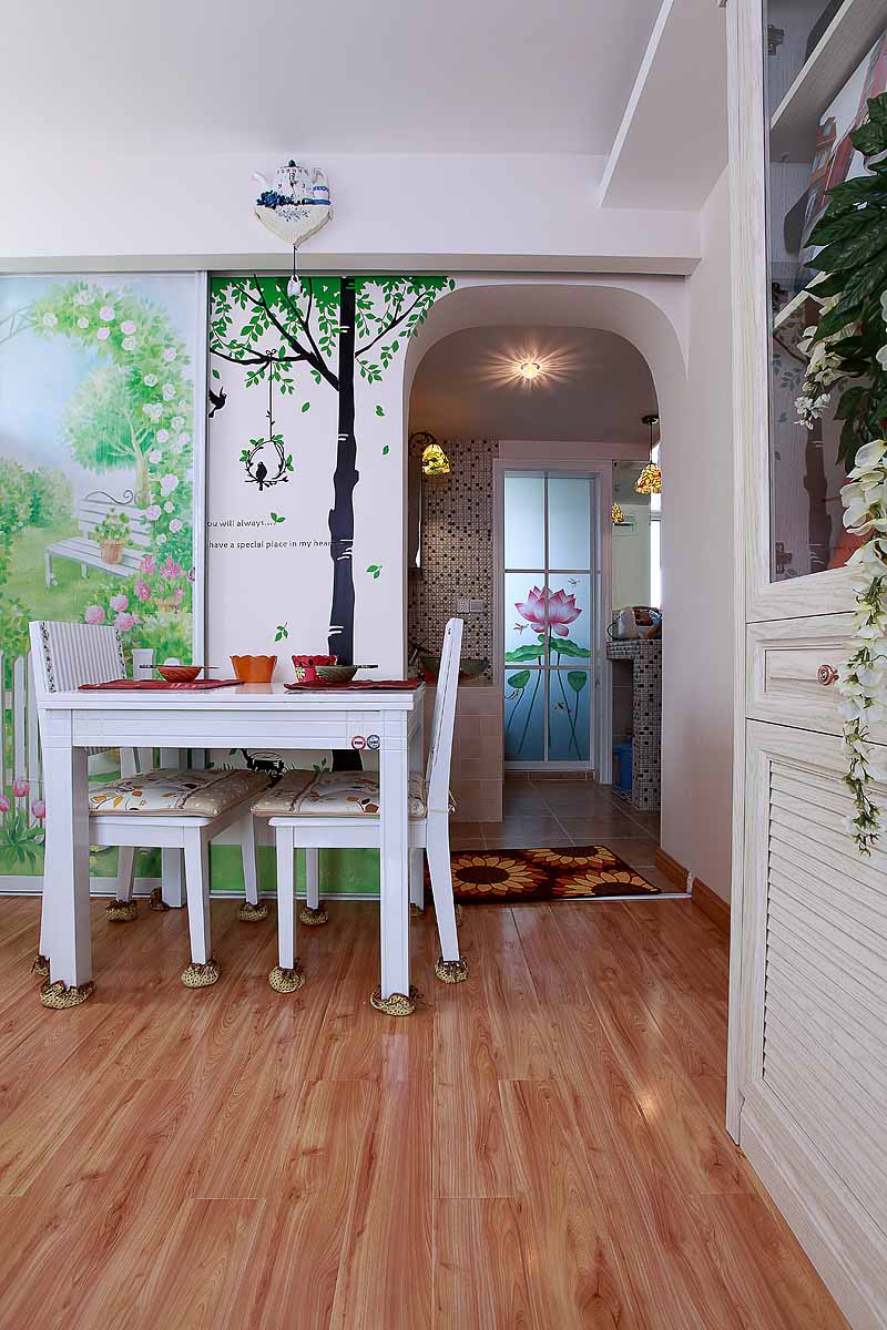 与众不同的绿色外景美图变成了厨房和餐厅的滑动推门隔断，不论这扇门滑到那里都能和家具协调统一。