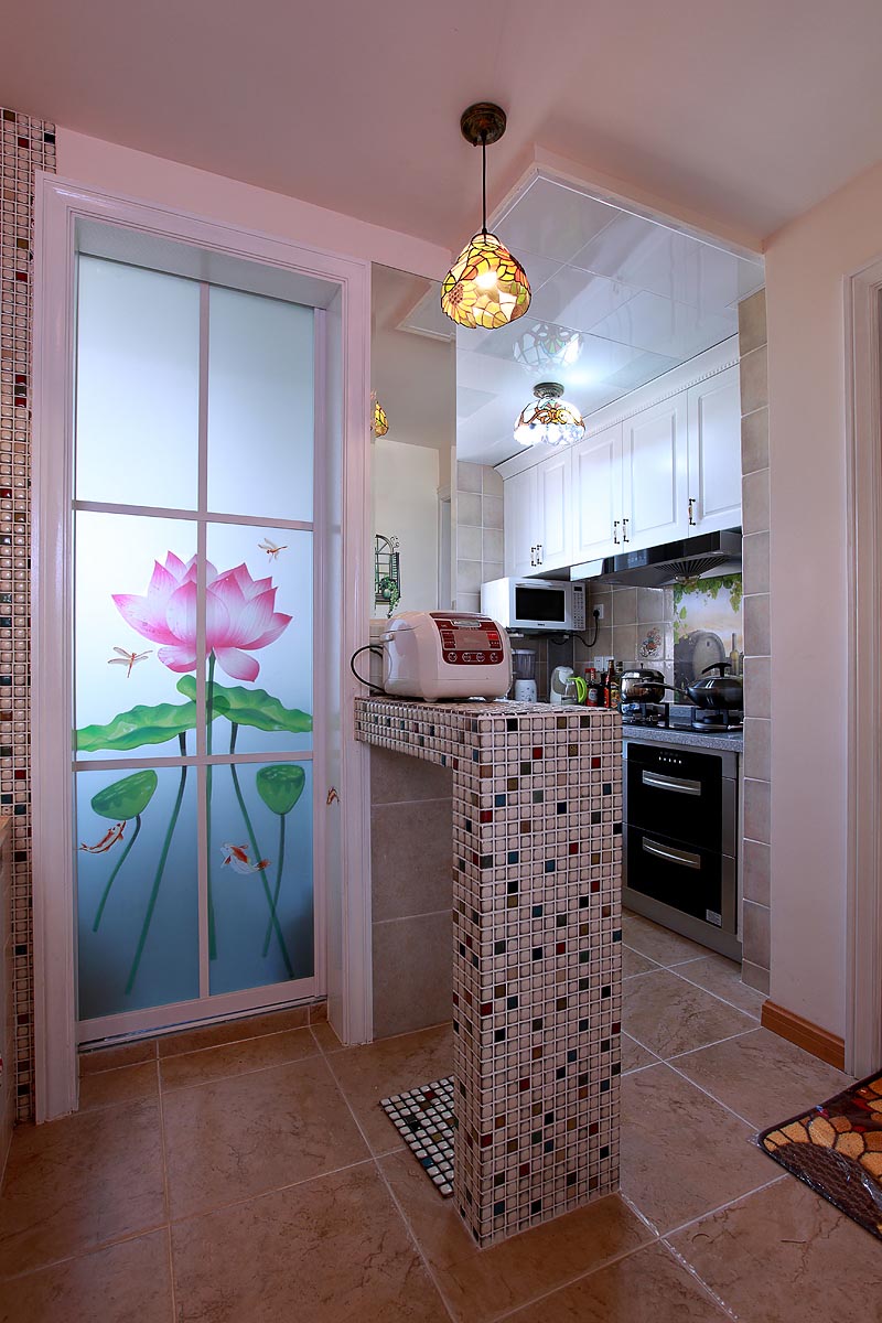 夫妻二人的荷花DIY墙贴让本为单调的磨砂门增添了梦幻元素和洗手台上的金鱼交相呼应。