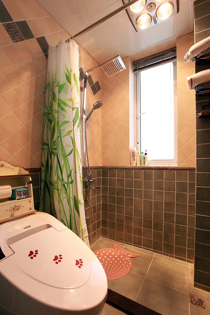 步入卫生间，创意的小鱼形状的防滑垫和满是竹子的浴帘设计让洗澡也充满乐趣。
