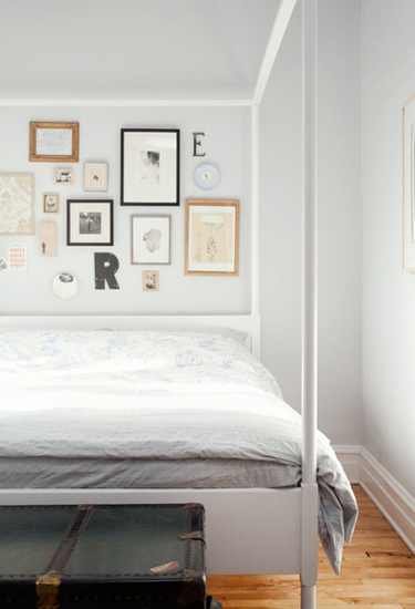 简单的大床，简单的被铺。代替床头板，用集中展示的方式将相框挂到床头板位置，隔开大块的白色色块，让平凡的小清新多了回忆的点缀。