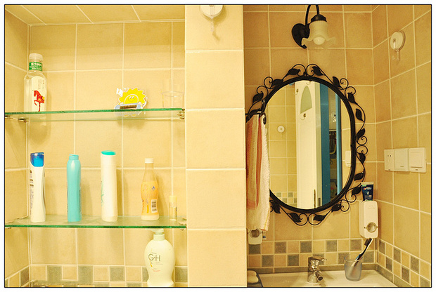浴室镜子也是配套的铁艺，右下是自动挤牙膏器，浴室柜本来想要复古那种，老公坚持要品牌的东东，所以纠结了半天挑了箭牌的浴室柜。