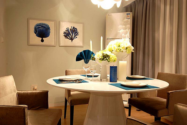 圆形的餐桌与客厅的茶几相呼应，都采用了圆形，圆润的感觉很是和谐。