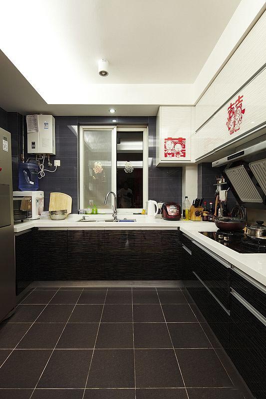 厨房的样子。黑色跟红色形成了对比，很现代时尚的快节奏生活。