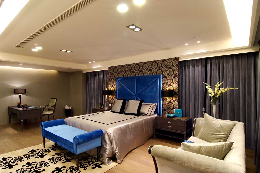 宝蓝色代表着贵族应有的气质，这套卧室实际也不例外，处处流露出尊贵。