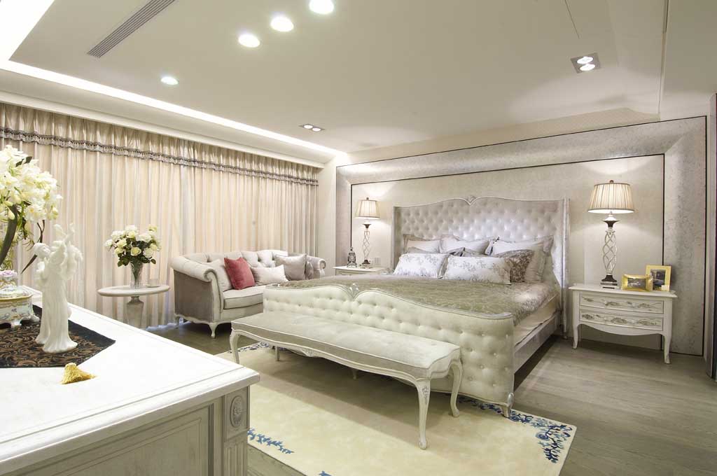 白色的基调、柔和的光线……洋溢着温馨，弥散着梦幻。欧式的设计给卧室带来了应有的温馨。