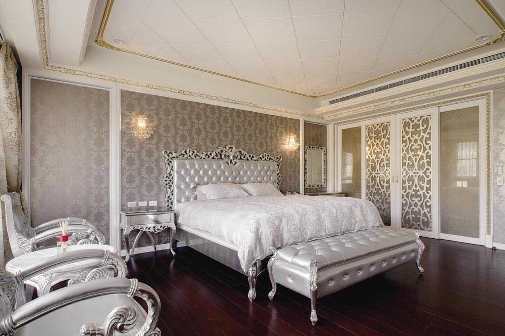 这套白色的卧室装俨然是尊贵、气质、奢华个性精品的象征。仿佛置身于一座欧式的城堡，让主人美美的享受了一次公主的待遇。